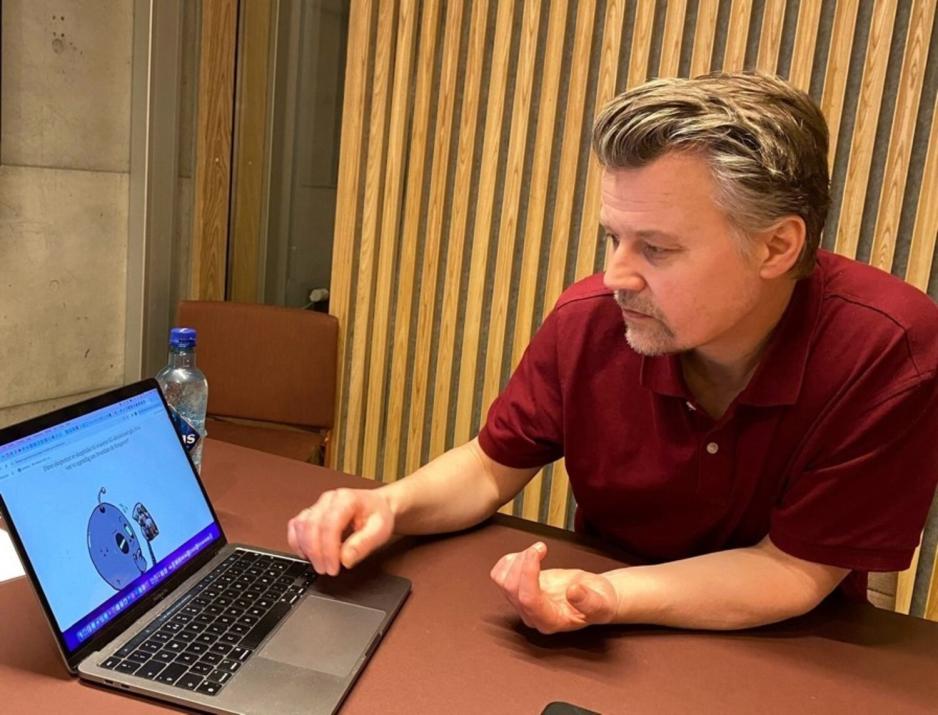 Olav &Oslash;strem ved faktisk.no viser pc-skjermen sin