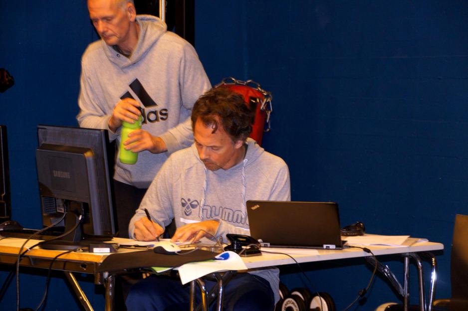 Ole Espen Rakkestad loggf&oslash;rer hvem som ror og hvor langt de ror per etappe.