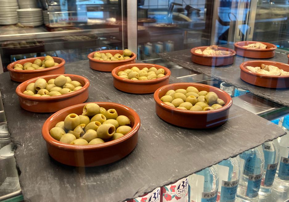 Oliven enrettet i diskvinduet p&aring; restauranten. 