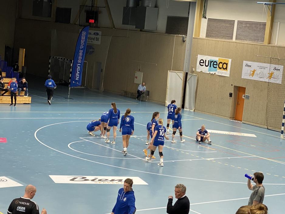 Oppsal-spillerne resignerer etter tap mot Aker Topph&aring;ndball.