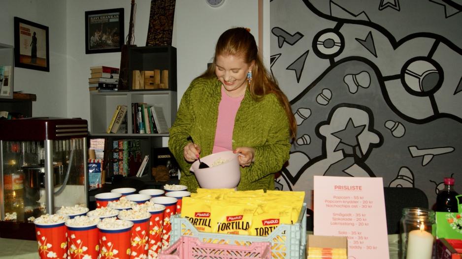 Fyller opp med kinogodteri f&oslash;r filmen begynner 