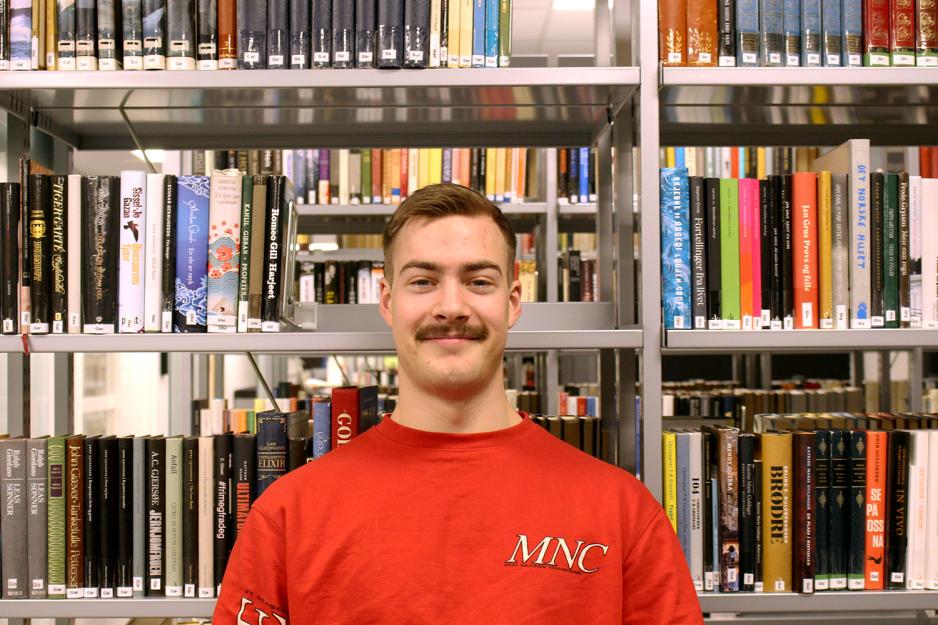 &Oslash;rjan foran bibliotekb&oslash;ker