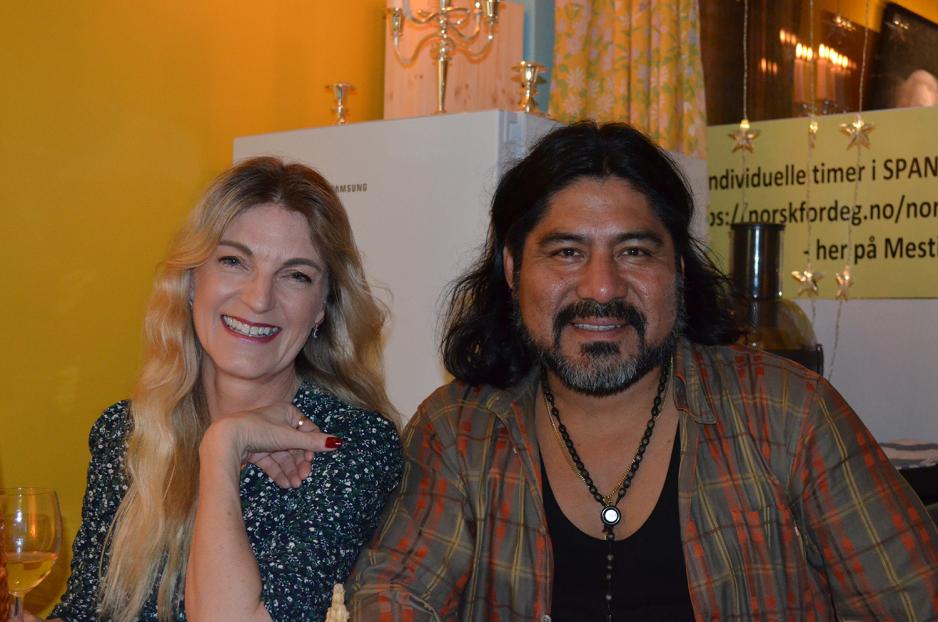 Et par smiler til kamera. 