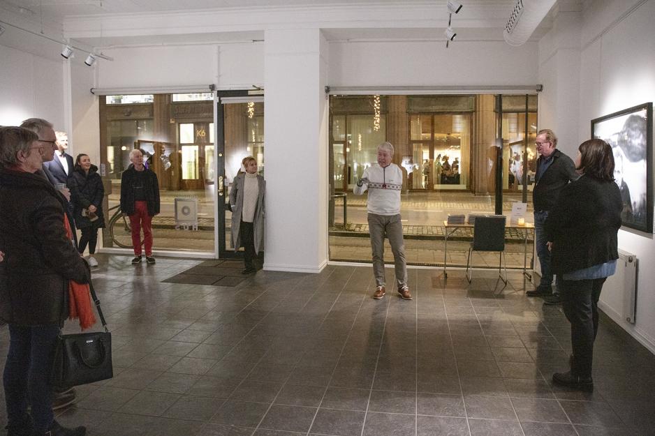 Oversiktsbilde over folk som m&oslash;tte opp p&aring; utstillingen.