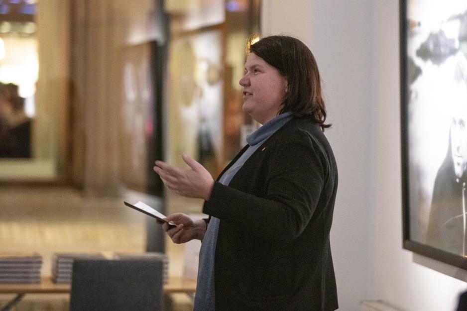 Statssekret&aelig;r Gry Haugsbakken &aring;pner utstillingen. FOTO: Jenny Marie Sveen