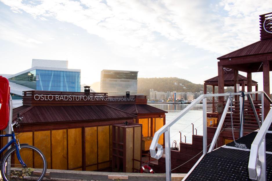 Bilde av logoen til Oslo badstuforening p&aring; Langkaia. 