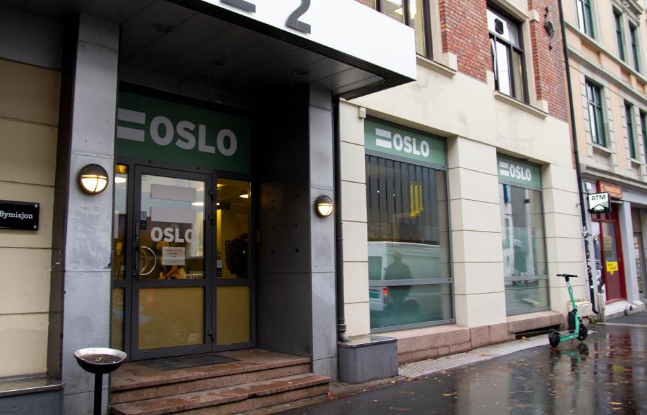 Bildet viser utsiden av =Oslos kontor. Skiltene er gr&oslash;nne, og en brun, liten trapp leder opp til to glassd&oslash;rer. 