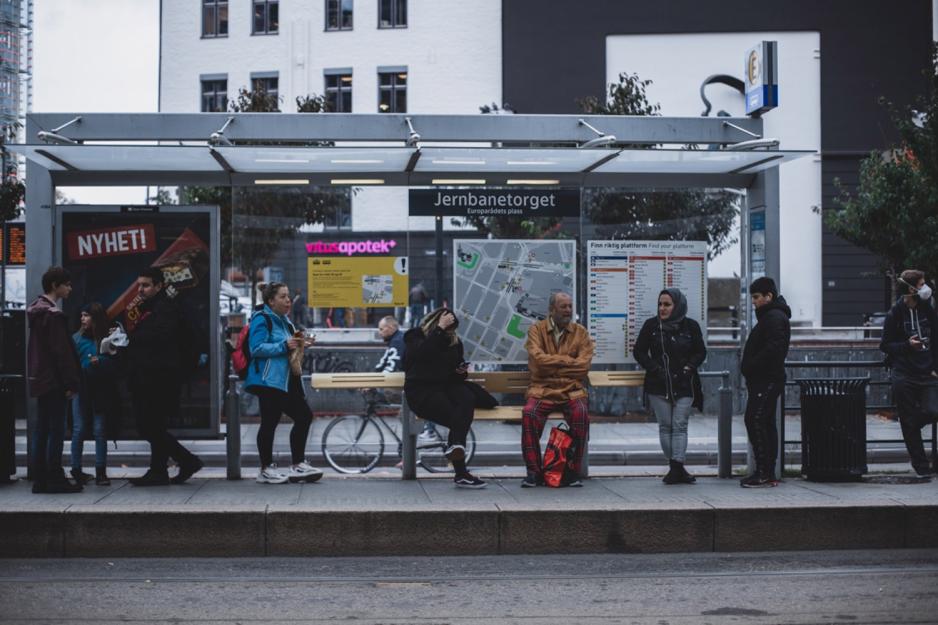 Folk som venter p&aring; trikken p&aring; Jernbanetorget