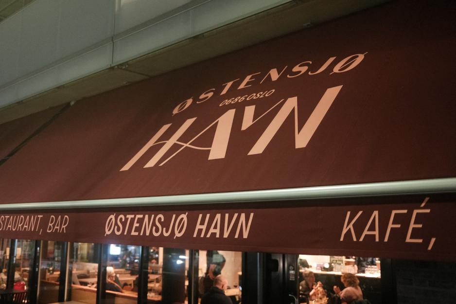 Markise utenfor &Oslash;stensj&oslash; Havn