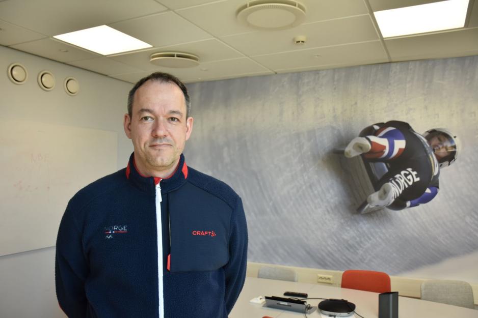 H&aring;vard &Oslash;vreg&aring;rd p&aring; kontoret hos Norges Idrettsforbund. Mannen har m&oslash;rkt h&aring;r og en m&oslash;rkebl&aring; jakke. 