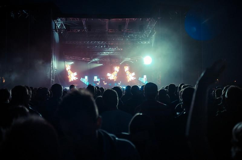 Bilde av &Oslash;yafestivalen 2011, publikum jubler for artisten p&aring; scenen. 