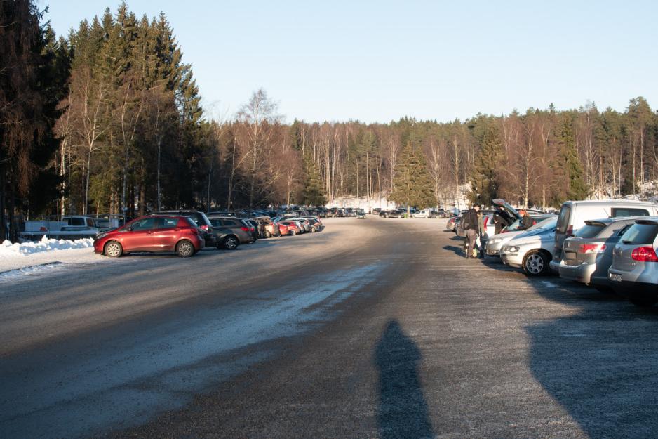 Relativt fullt parkeringsplass p&aring; Sognsvann, vinter.