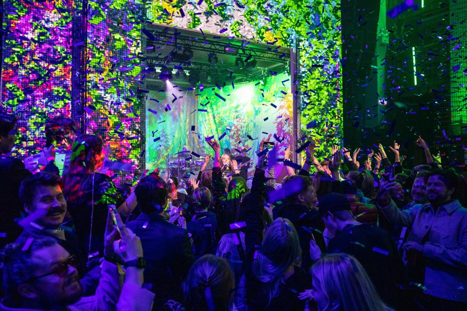 Sigrid fremf&oslash;rer p&aring; scenen foran publikum