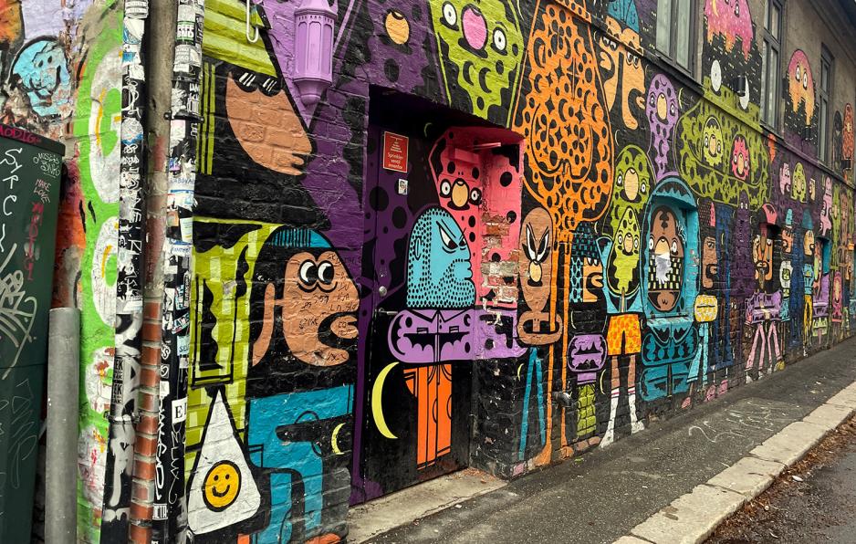 Bildet viser fargerik graffiti p&aring; en vegg n&aelig;r Ingensgate. 