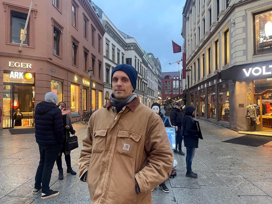 En mann som st&aring;r p&aring; gata