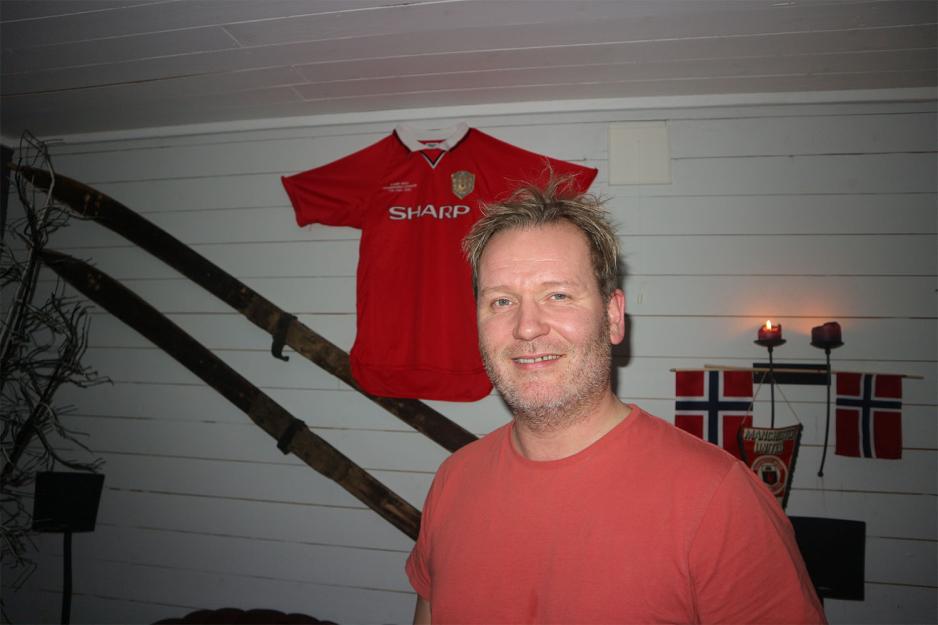 Ivrig supporter: P&aring;l Tore Sivertsen har United drakten hengene h&oslash;yt i fotballbaren sin. 