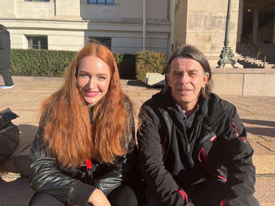 En mann og en dame sitter i trappa p&aring; universitetsplassen