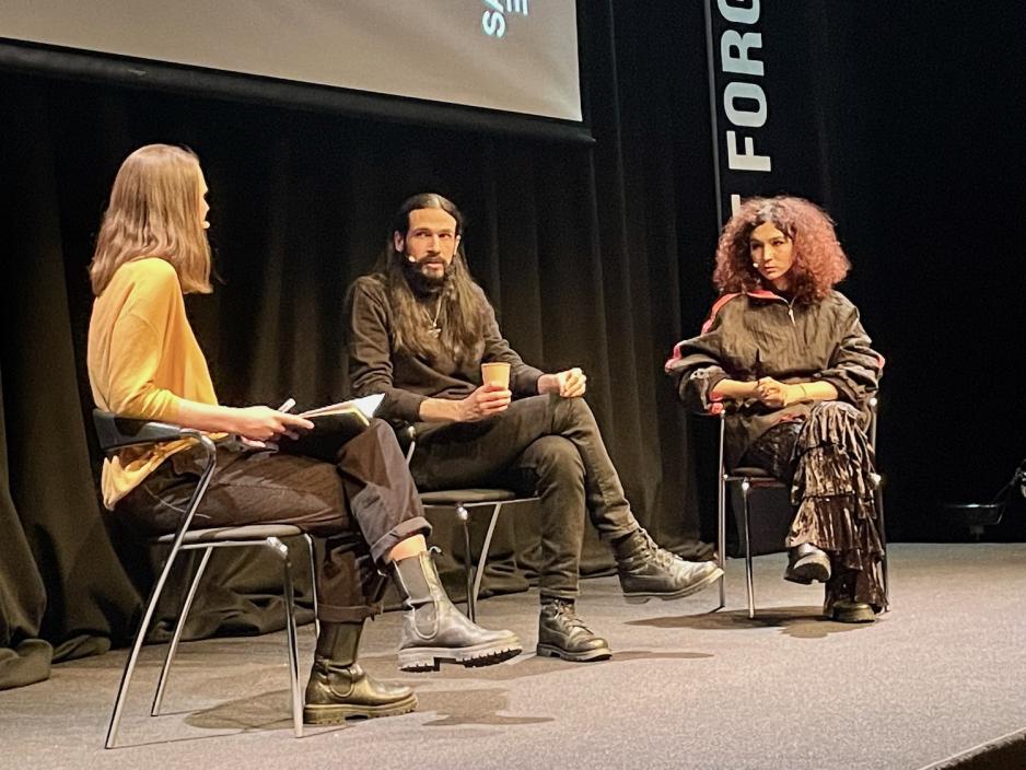 Panelsamtale mellom deltakere p&aring; fri kunst arrangement