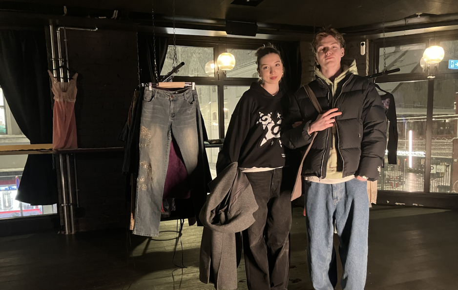 Par som ser p&aring; kl&aelig;r