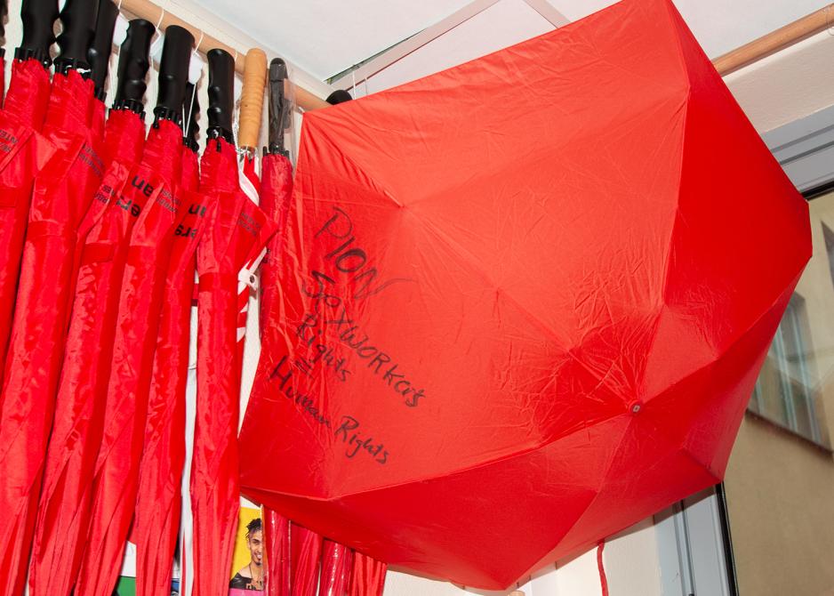 Masse r&oslash;de paraply med skrift