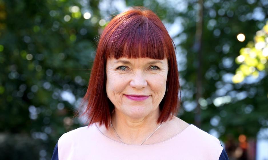 Patricia Kaatee smiler til kamera. Hun har r&oslash;dt h&aring;r og pannelugg. 