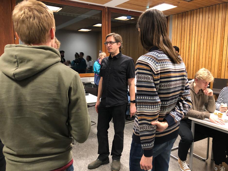 Studenter st&aring;r i ring og prater med Patrick Grosz