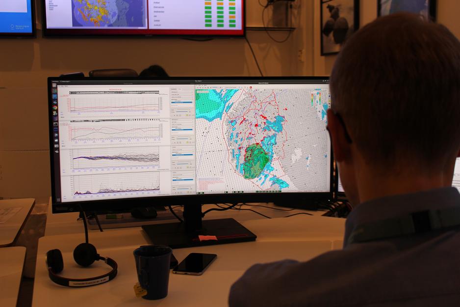 h&aring;kon mjelstad ser p&aring; v&aelig;ret p&aring; pc'en