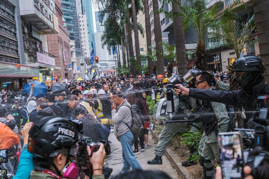 Politiet skyter pepperspray p&aring; demonstranter
