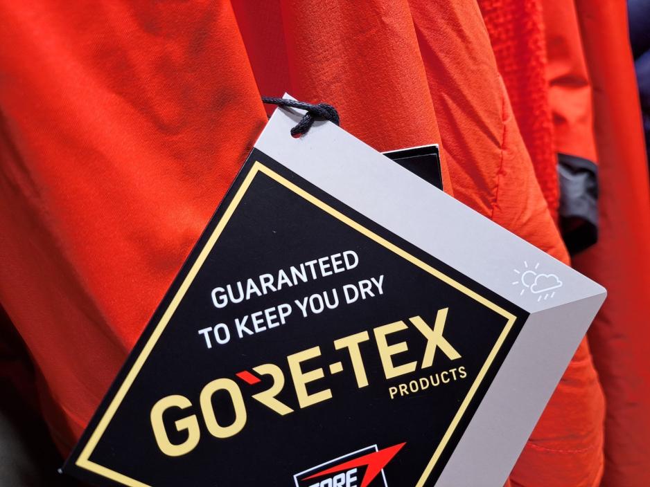 Etikett med teksten Gore-Tex, Guaranteed to keep you dry