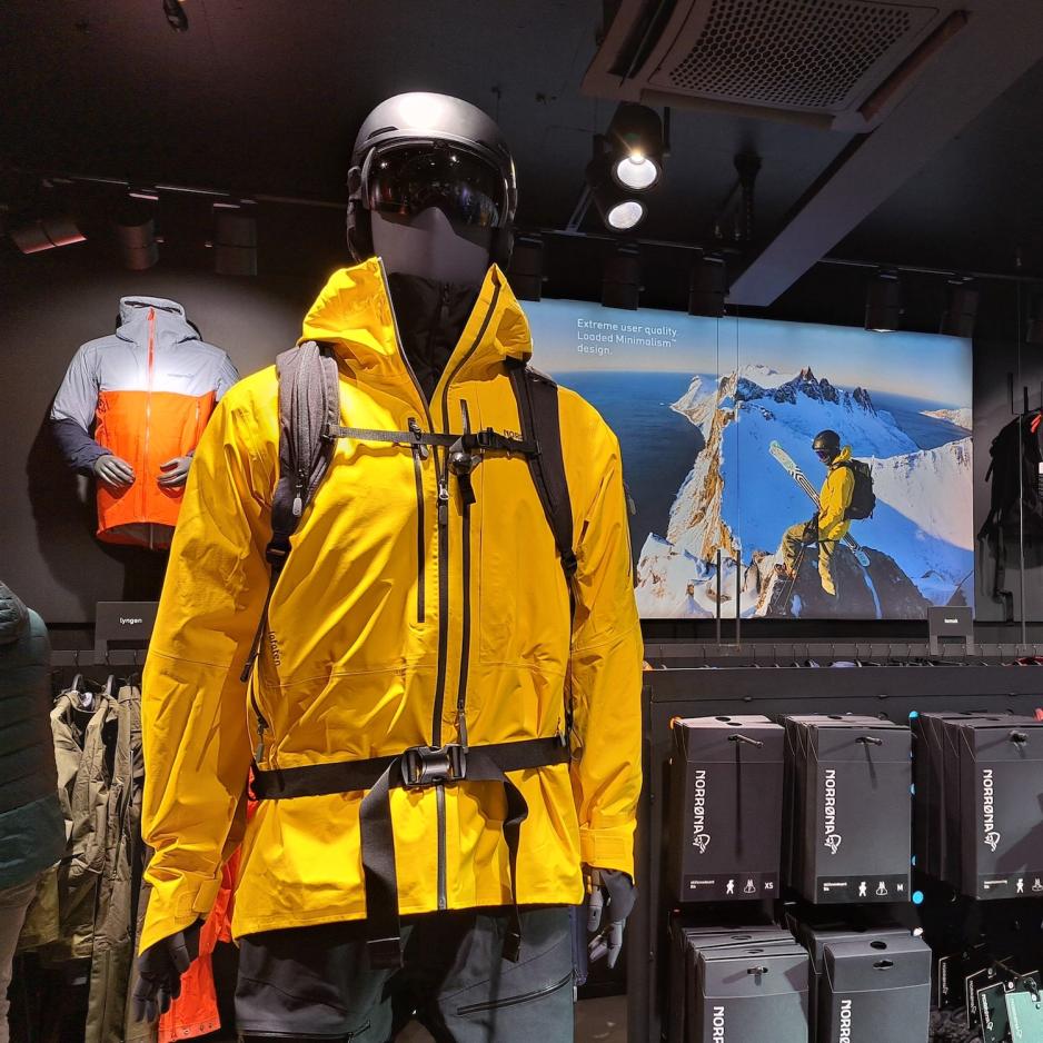 Gul skalljakke i Norr&oslash;nabutikk