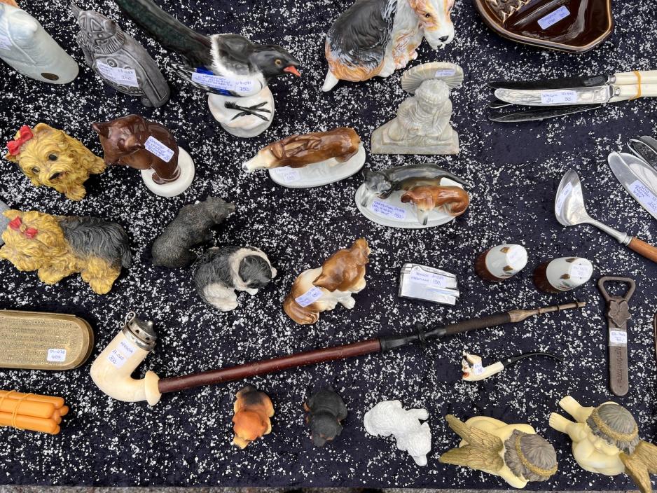 antikviteter, piper, hundestatuer