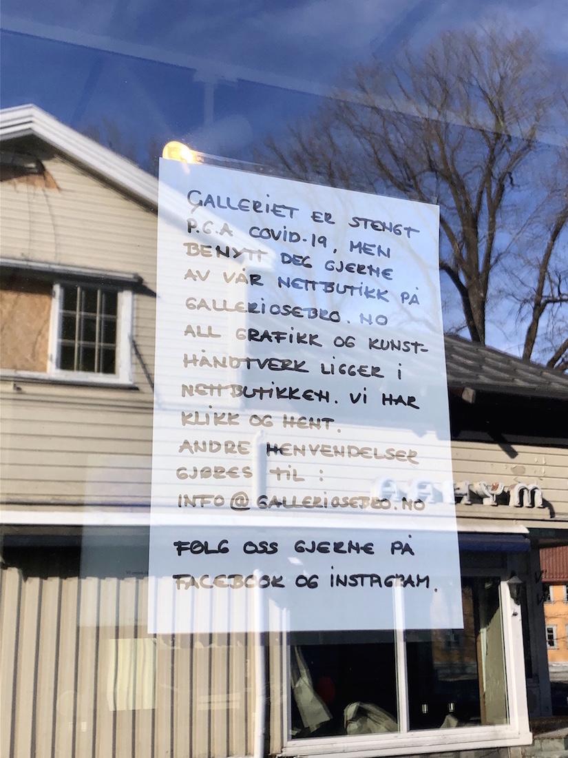 Plakat sengt p&aring; grunn av korona