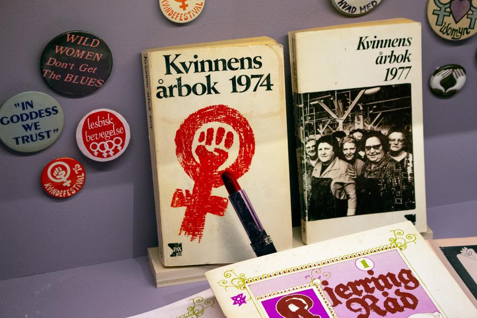 Blader og plakater som kvinneverkstedet SFINXA b&aring;de lagde og publiserte i.