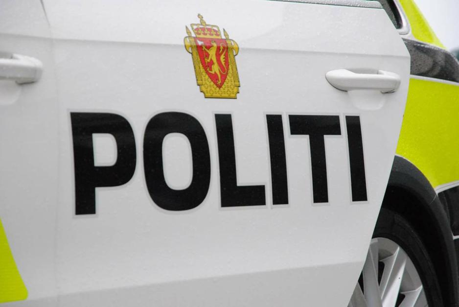 N&aelig;rbilde av politiskrift p&aring; politibil