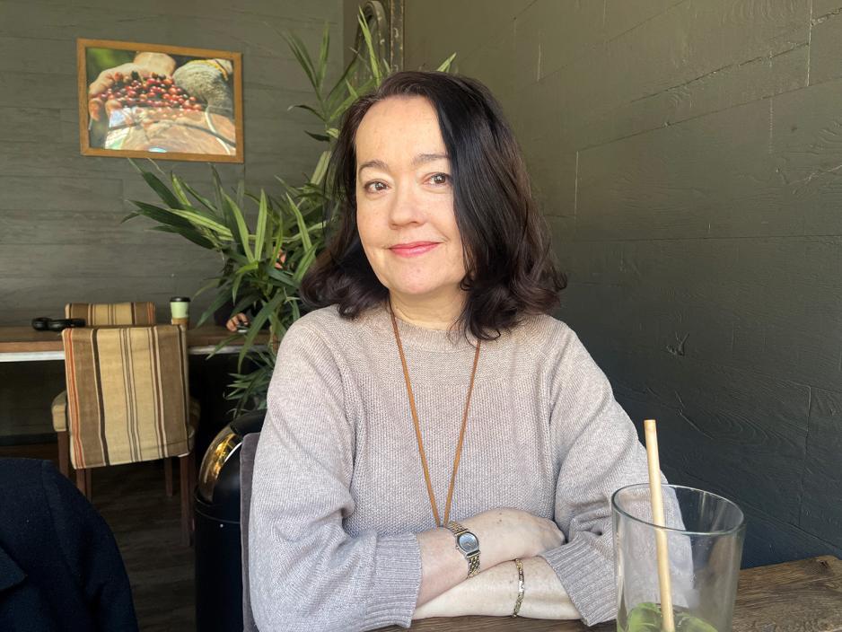 en kvinne Pinar Tank sitter p&aring; cafe