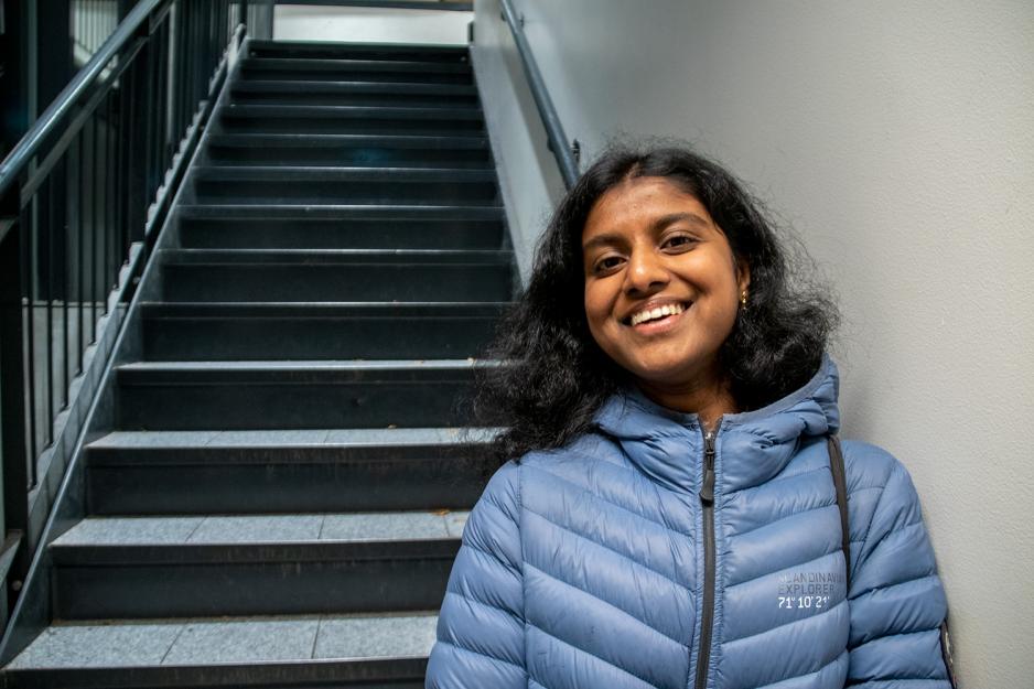 Dame foran en trapp innend&oslash;rs