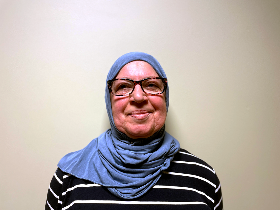 portrett av kvinne som ser p&aring; kamera