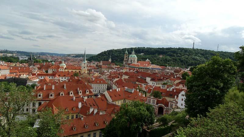 masse bygninger i r&oslash;d murstein
