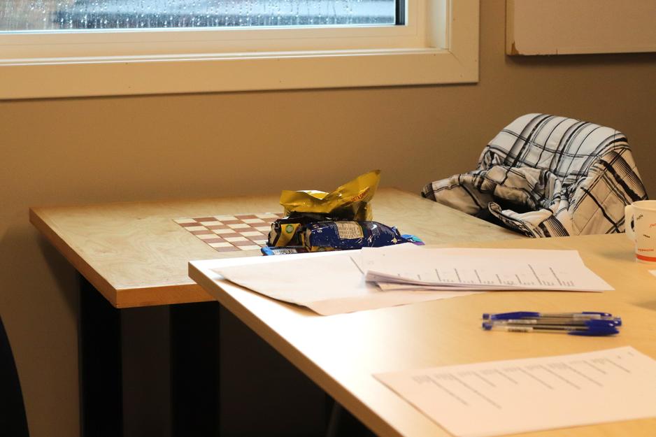 Godteposer ligger p&aring; et bord.