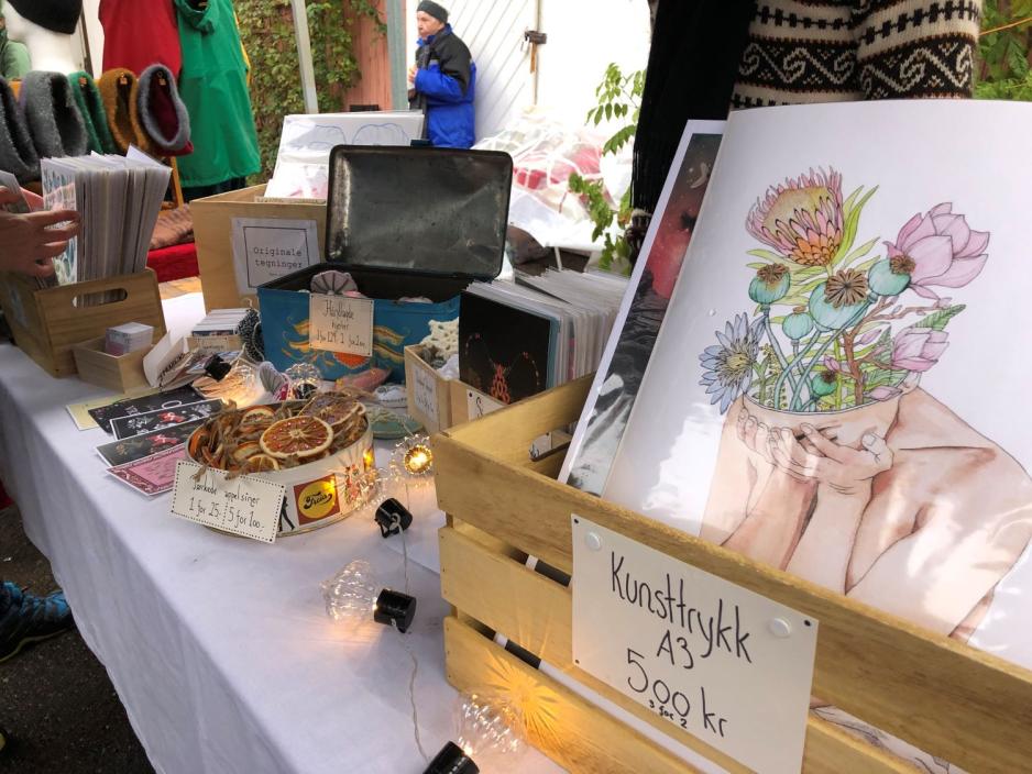 Et bord med kurver med print og t&oslash;rkede appelsinskiver som julepynt