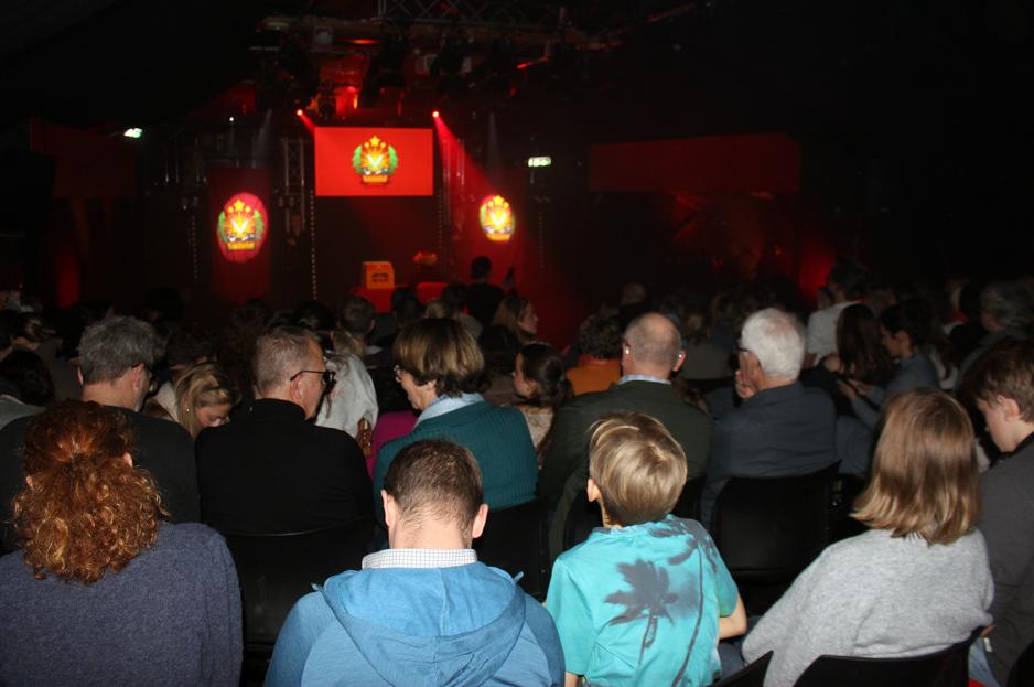 Publikum p&aring; fossrevyen