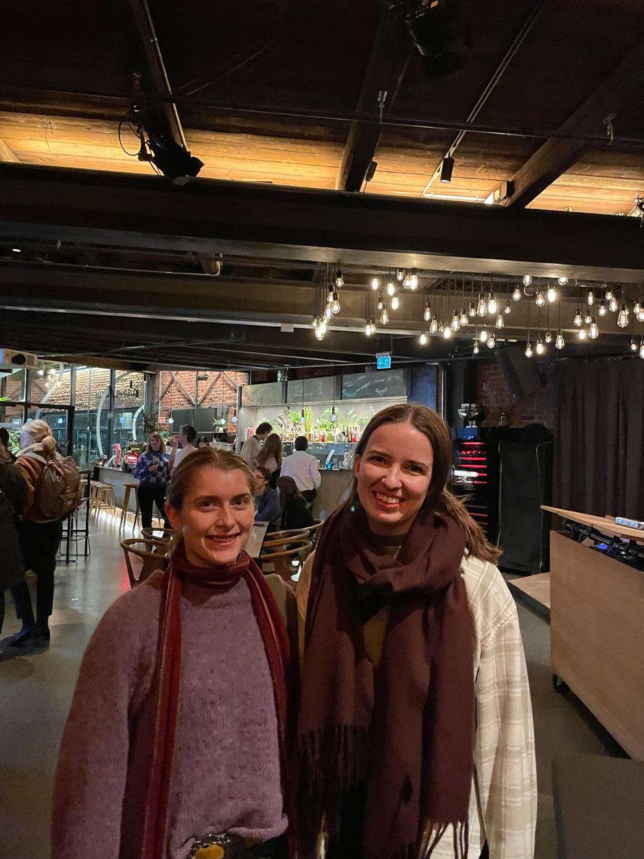 To jenter p&aring; dansens hus