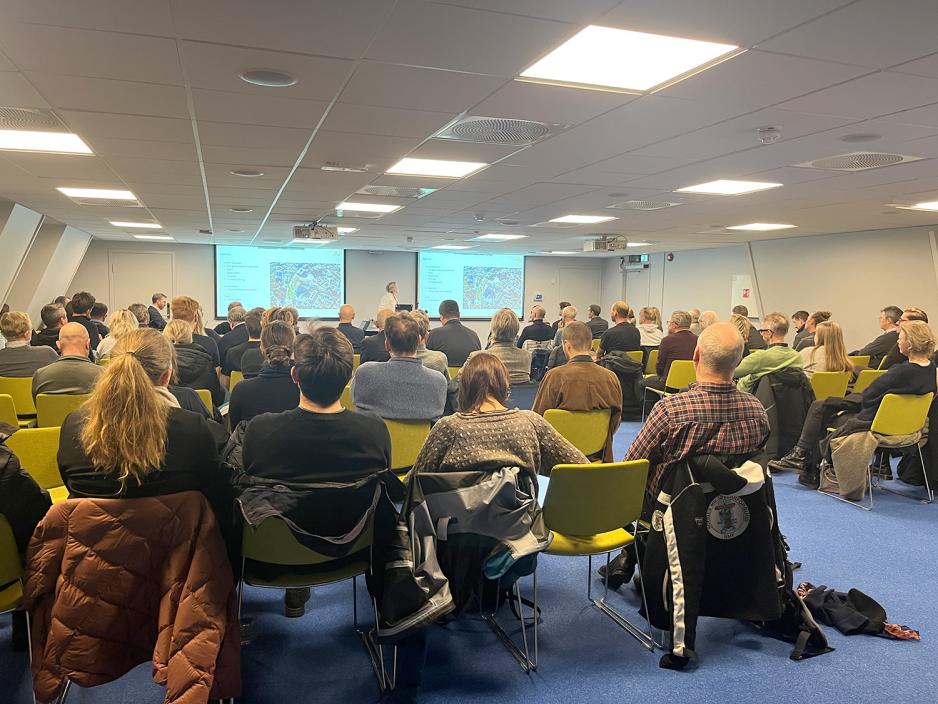 En sal full av tilskuere p&aring; folkem&oslash;tet til Statens Vegvesen om stengingen av Ring 1.