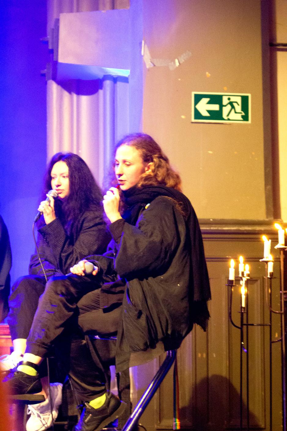 Bandmedlemer vaper p&aring; scenen i Jakob kirke