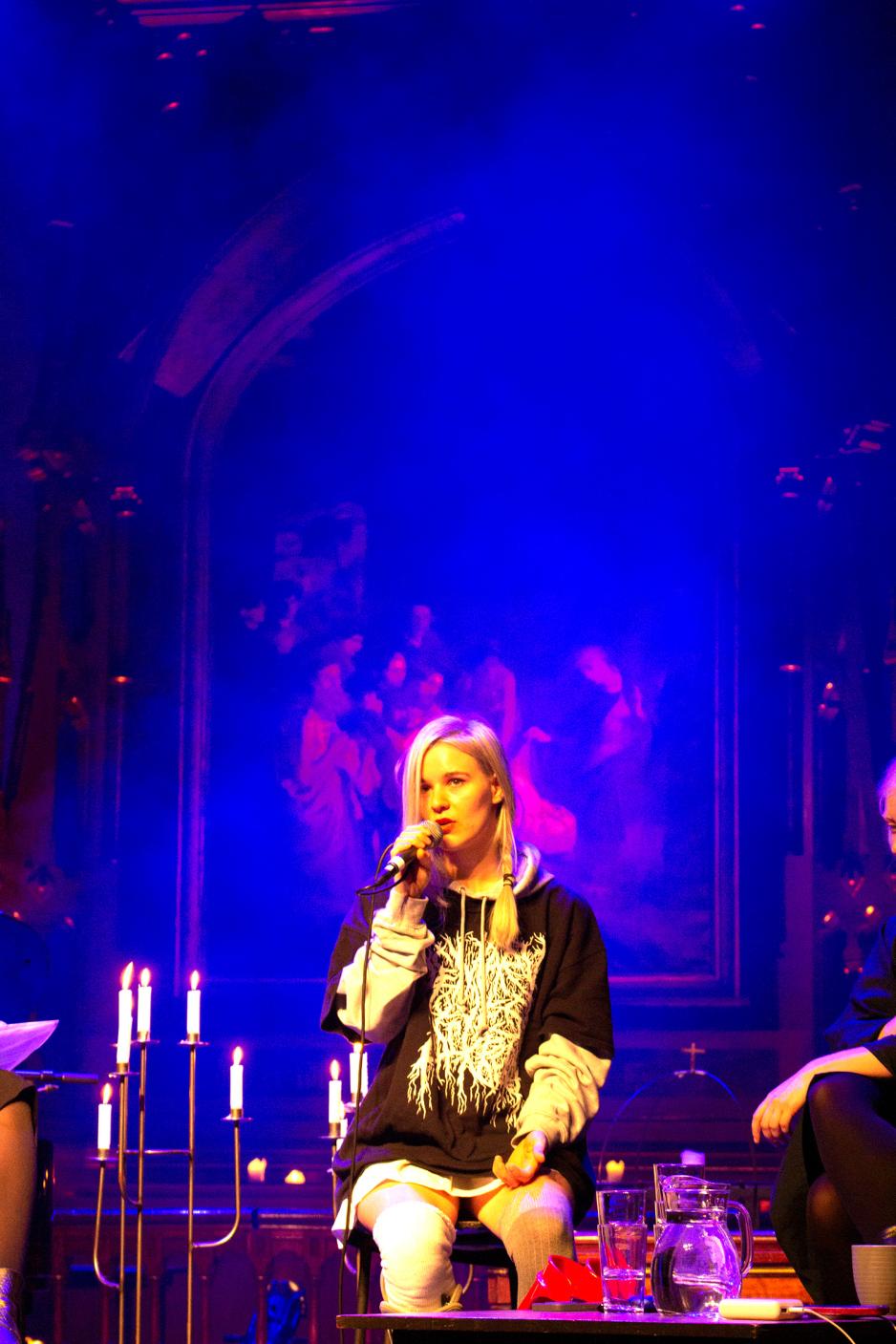 Bandmedlem Dina Burkot snakker p&aring; scenen