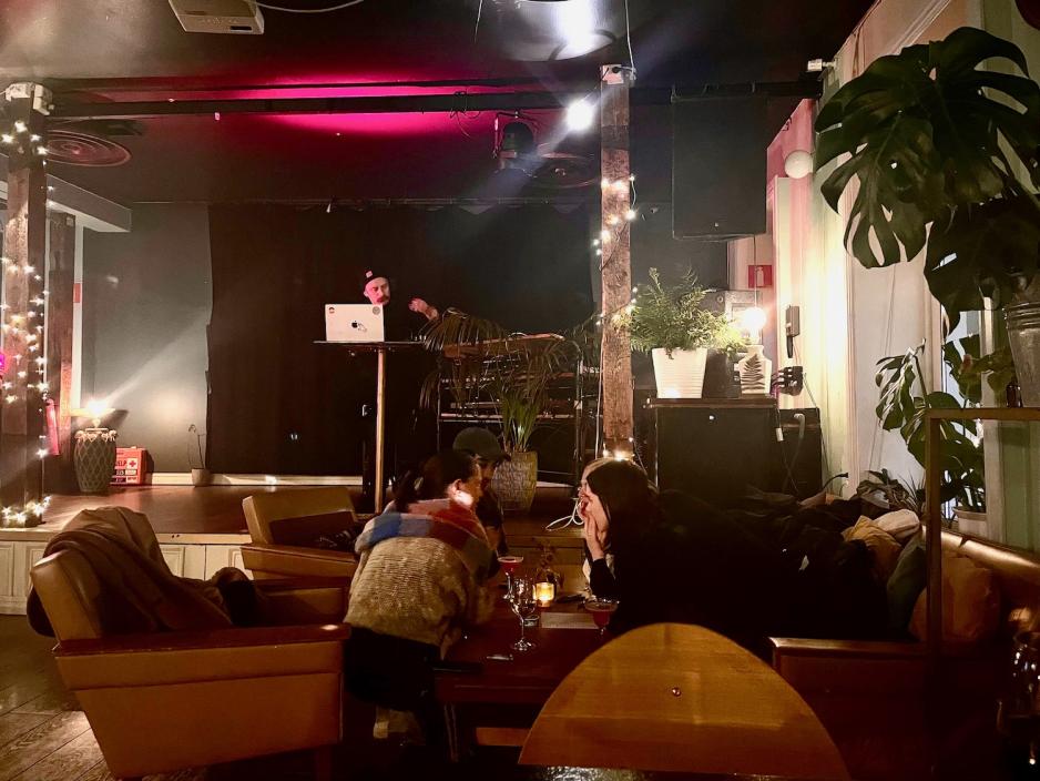 Vennegjeng/quizlag p&aring; Godth&aring;b diskuterer sp&oslash;rsm&aring;l