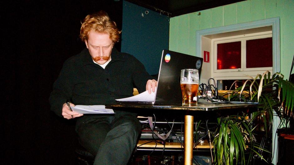 quizmaster Aron Lindeg&aring;rd p&aring; Godth&aring;b torsdag kveld