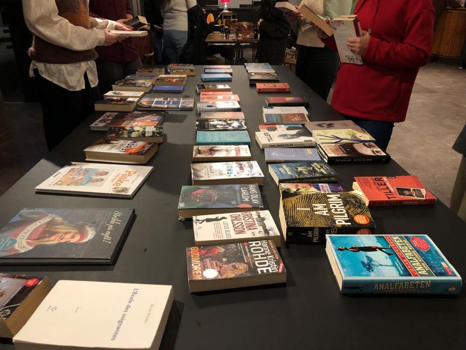 Mange b&oslash;ker plassert p&aring; et bord