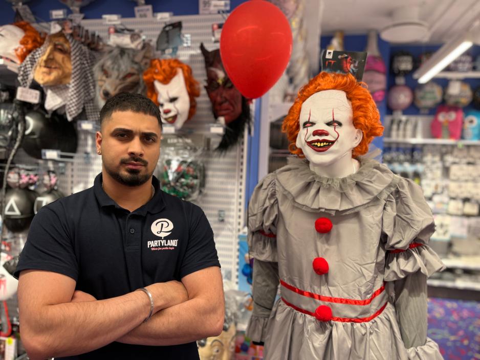 Ramjot Simgh daglig leder p&aring; Partyland Lambertseter med Pennywise fra IT