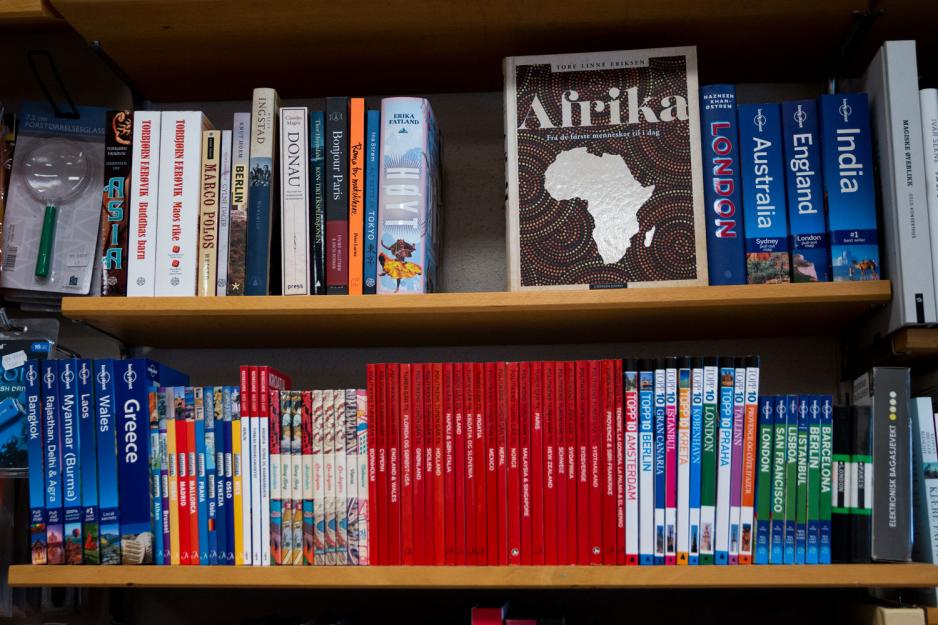 reiseb&oslash;ker i hylle p&aring; sagene bokhandel